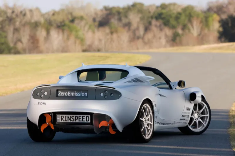 سيارة رياضية تتحول إلى غواصة! (صور)