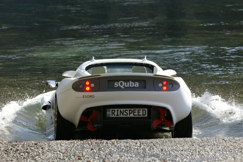سيارة رياضية تتحول إلى غواصة! (صور)