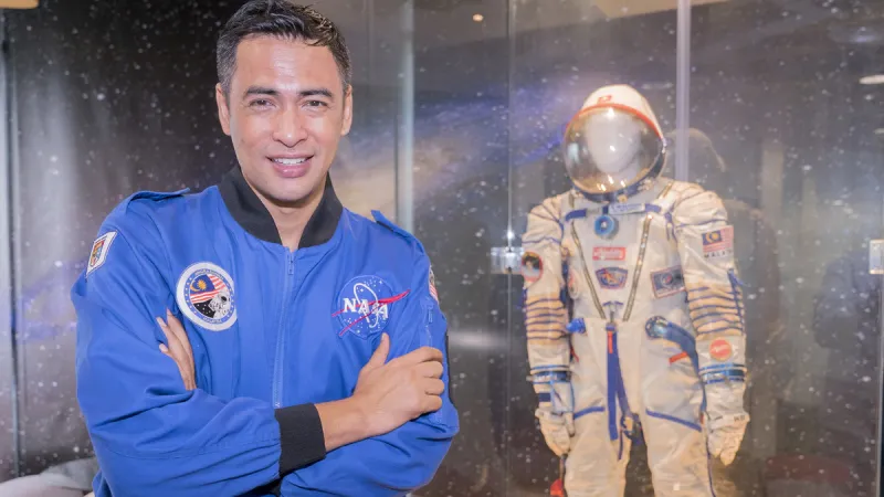 كيف قضى رائد فضاء مسلم رمضان بعيداً عن الأرض؟ (فيديو)