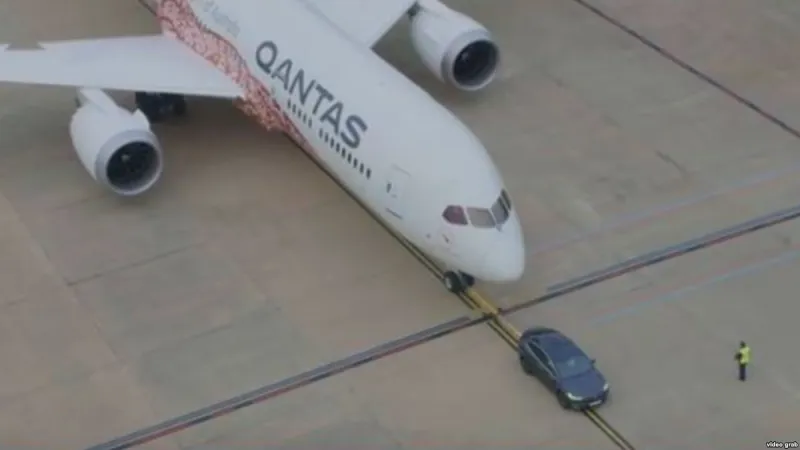 شاهد/ أول سيارة كهربائية تجر طائرة في العالم