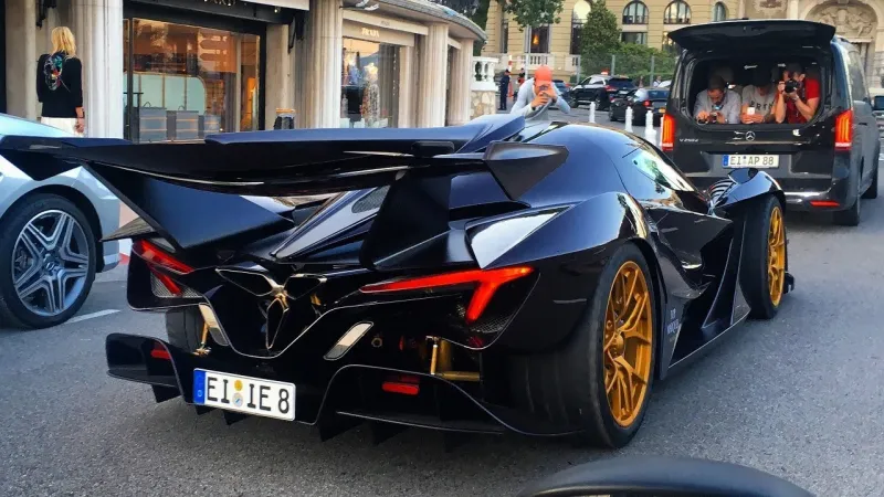 سيارة مغمورة تلفت انتباه الجميع في موناكو الدولي (فيديو)