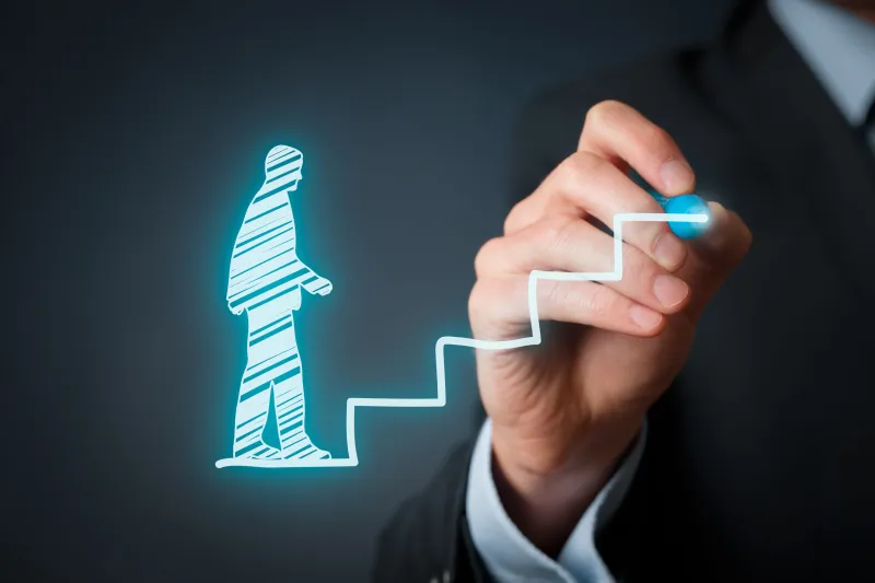 كيف تطور نفسك باستمرار؟ إليك 8 طرق فعالة