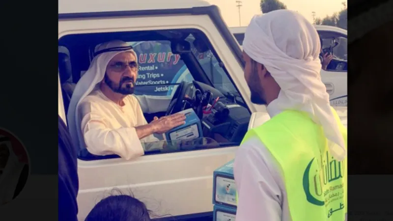 حاكم دبي يفاجئ المتطوعين في وقت الإفطار (فيديو)