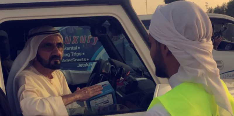 حاكم دبي يفاجئ المتطوعين في وقت الإفطار (فيديو)