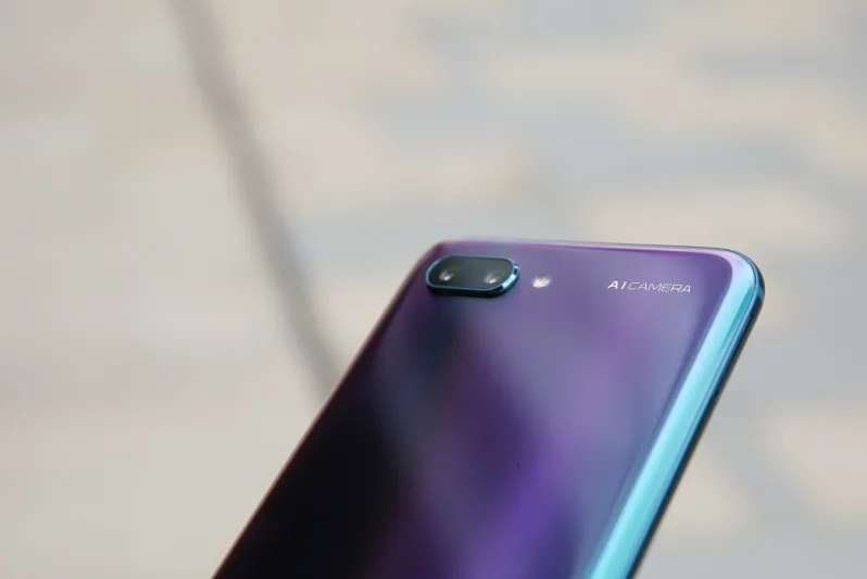 إطلاق هاتف «هونر 10» المميز لعام 2018.. تصميم أنيق وكاميرا بتقنية الذكاء الاصطناعي
