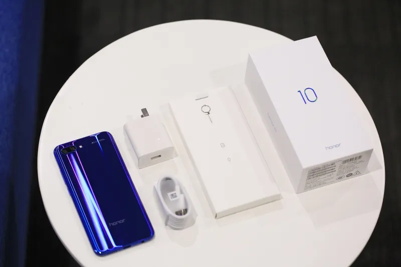 إطلاق هاتف «هونر 10» المميز لعام 2018.. تصميم أنيق وكاميرا بتقنية الذكاء الاصطناعي