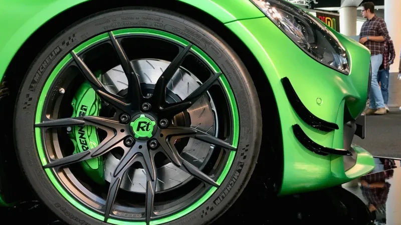 «AMG GTR» وحش مرسيدس الأخضر بقوة 825 حصان (فيديو)