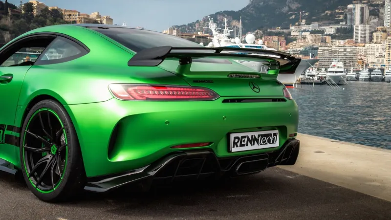 «AMG GTR» وحش مرسيدس الأخضر بقوة 825 حصان (فيديو)