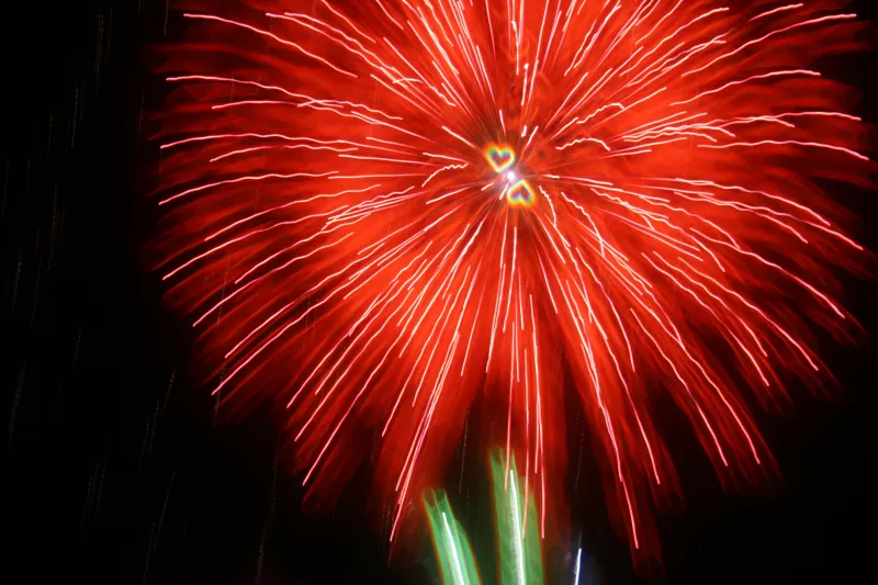 «فيينا» تنشر قلوب المحبة بالإمارات أثناء عروض الألعاب النارية ليلة عيد الفطر