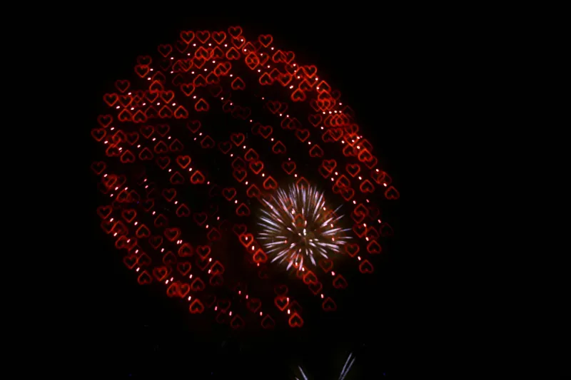 «فيينا» تنشر قلوب المحبة بالإمارات أثناء عروض الألعاب النارية ليلة عيد الفطر