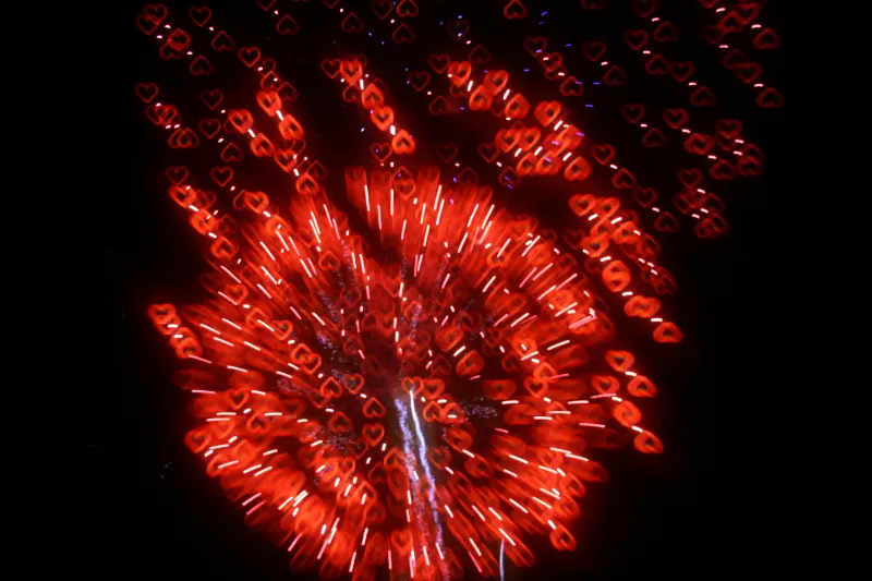 «فيينا» تنشر قلوب المحبة بالإمارات أثناء عروض الألعاب النارية ليلة عيد الفطر