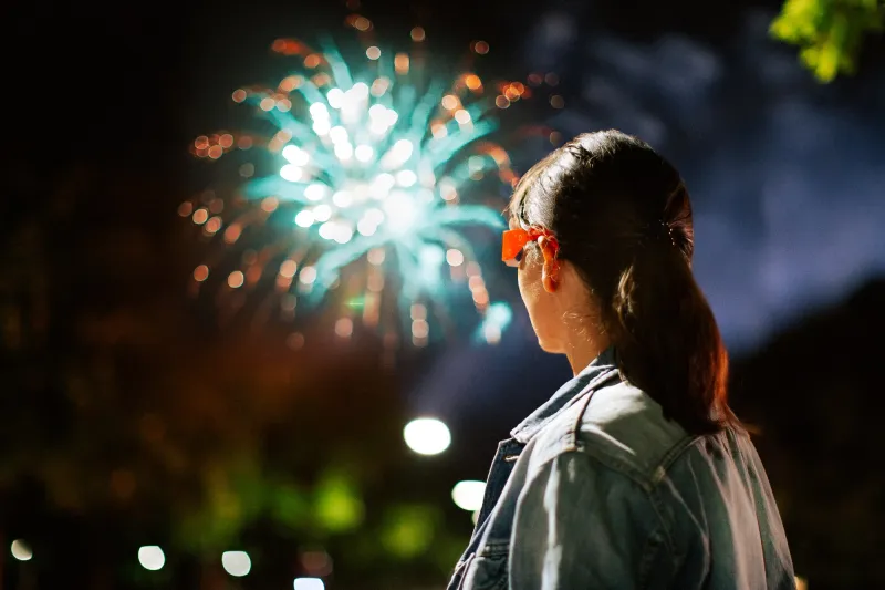 «فيينا» تنشر قلوب المحبة بالإمارات أثناء عروض الألعاب النارية ليلة عيد الفطر