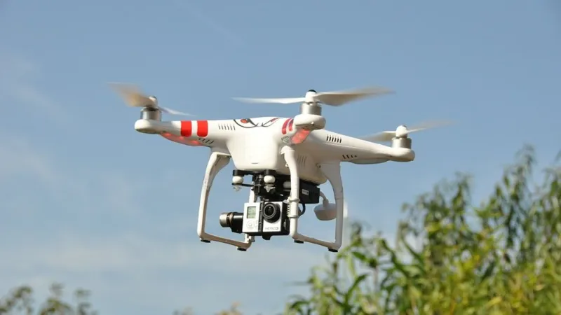 استخدام طائرات الدرون لتوزيع السحور في دبي (فيديو)