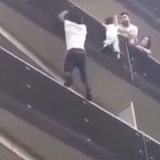 فيديو| سبايدر مان ينقذ طفلا من الموت ويتسلق المبنى