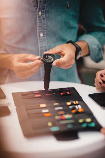 الإصدار الثاني من روجيه دوبوي بيريلّي.. ساعة مستوحاة من عالم السيارات بسوارات قابلة للتبديل