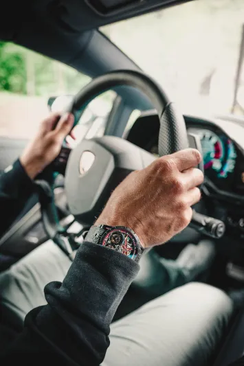 خلال سباق موناكو 2018.. «روجيه دوبوي» تطلق ساعة «أكسكاليبور سبايدر بيريلّي بتوربيون محلّقة مزدوجة باللون الأحمر»