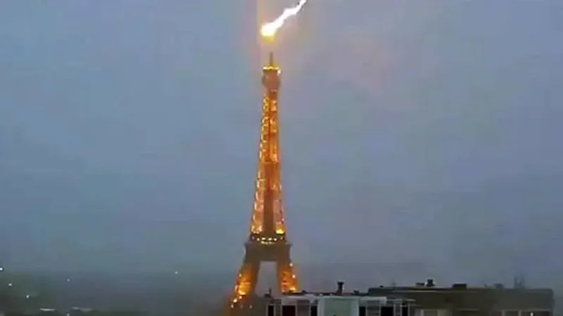 في مشهد مثير يحبس الأنفاس.. صاعقة قوية تضرب برج إيفل