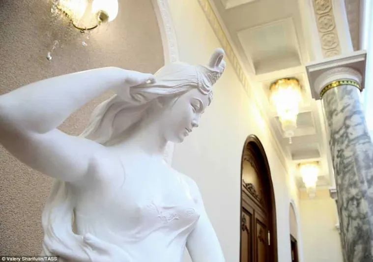 قصر زعيم كوريا الشمالية من الداخل (صور)