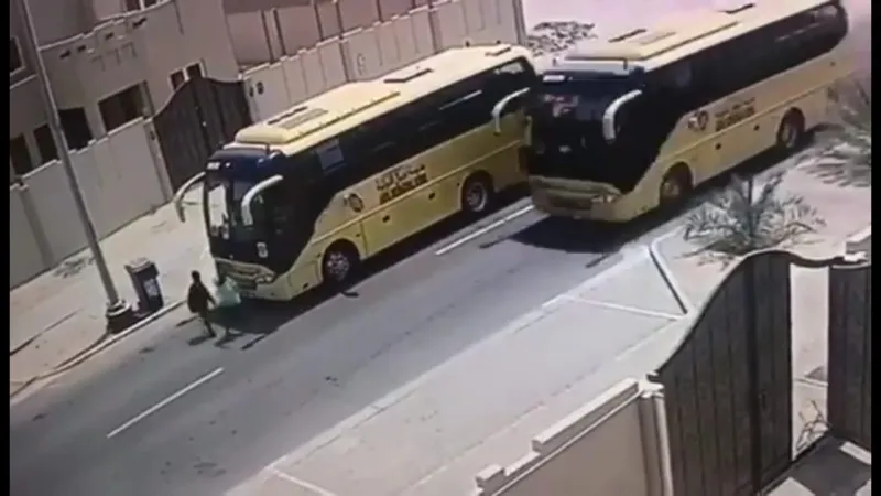 شاهد/ العناية الإلهية  تنقذ طفلا ومشرفة حافلته المدرسية من الموت دهسا في أبوظبي