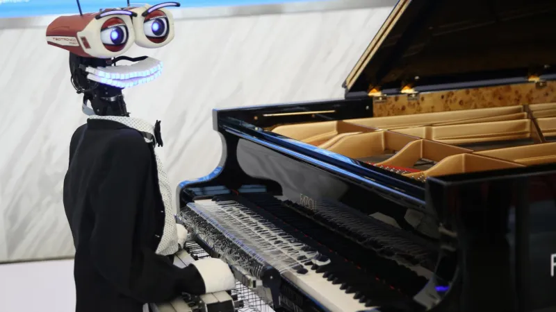 روبوت يتحدى أبرع عازفي البيانو العالميين (فيديو)