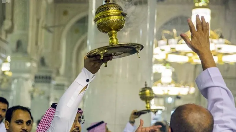 60 مبخرة وأكثر من 5 كلغ دهن عود لتطييب وتبخير المسجد الحرام والكعبة المشرفة يومياً