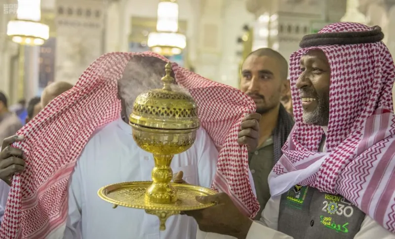 60 مبخرة وأكثر من 5 كلغ دهن عود لتطييب وتبخير المسجد الحرام والكعبة المشرفة يومياً