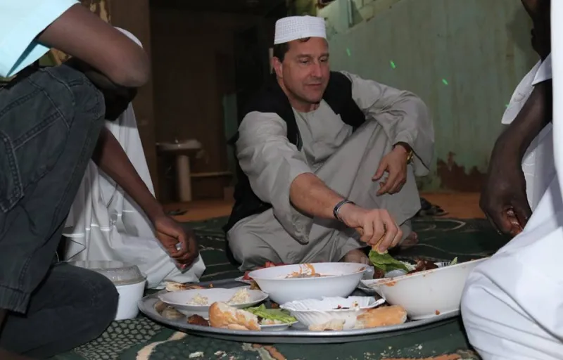 السفير الإيطالي بالخرطوم يرتدي الزي الوطني السوداني