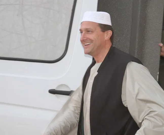 السفير الإيطالي بالخرطوم يرتدي الزي الوطني السوداني