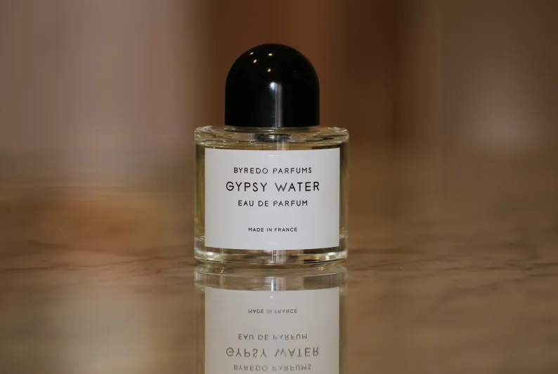 جذور السوسن.. من باطن الأرض إلى قلب قارورتك الفاخرة