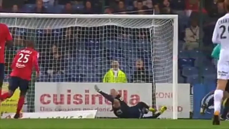 شاهد/ كيف تحايل حارس مرمى نسور قرطاج ليفطر زملاؤه عقب أذان المغرب