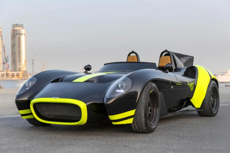 سيارة رياضية إماراتية تشارك في سباق عالمي (صور)