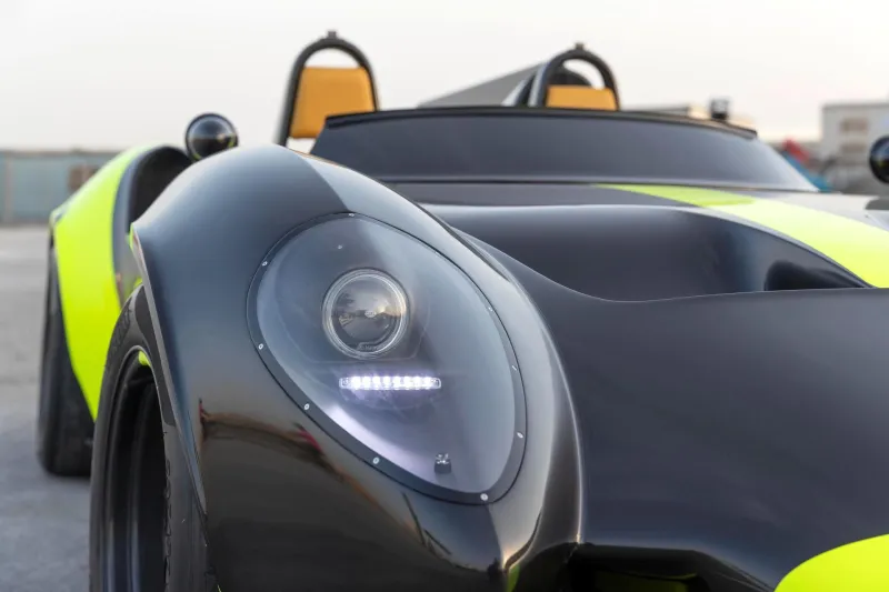 سيارة رياضية إماراتية تشارك في سباق عالمي (صور)