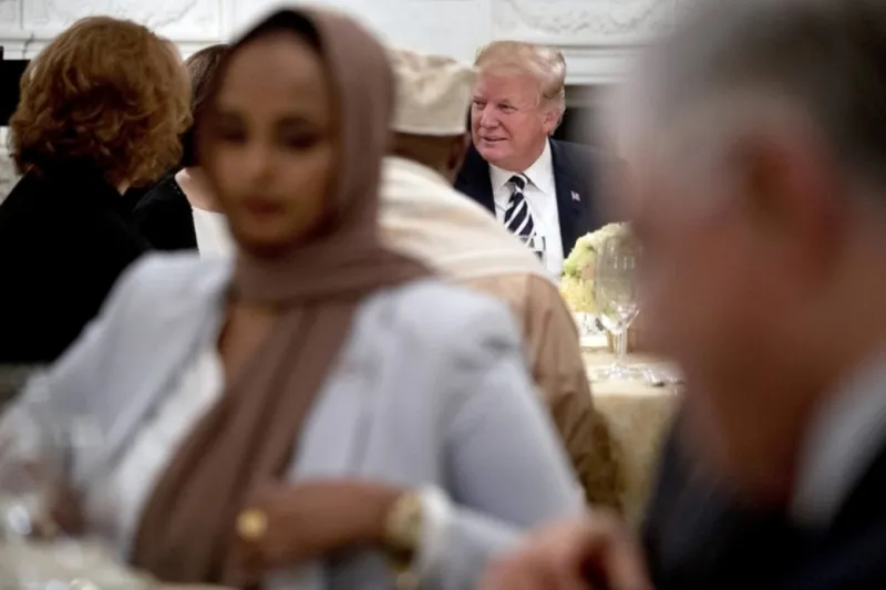 ترمب يوجه رسالة ود للسعودية خلال الإفطار الرمضاني في البيت الأبيض (صور)