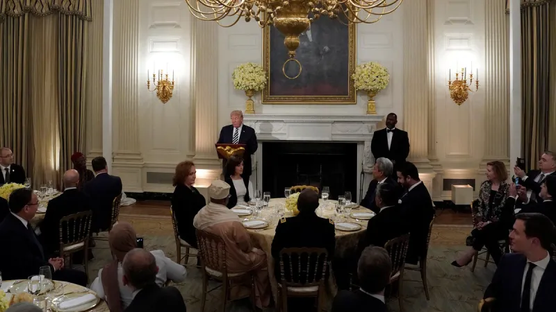 ترمب يوجه رسالة ود للسعودية خلال الإفطار الرمضاني في البيت الأبيض (صور)