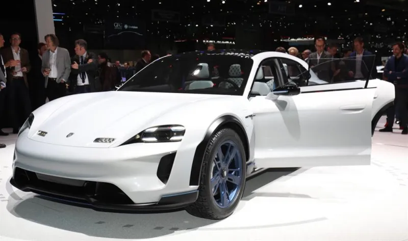 «بورش» تطلق هذا الاسم الغريب على أولى سيارتها الكهربائية (فيديو)