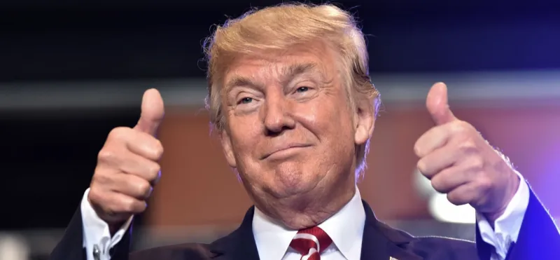 ترامب يقع في فخ قبضة يد ماكرون القوية (فيديو)