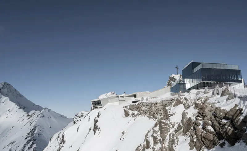 افتتاح متحف لـ«جيمس بوند» أعلى قمة جبل في النمسا (فيديو)