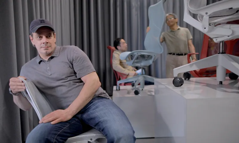 The Cosm مقعد مريح يشجعك على العمل ساعات طويلة