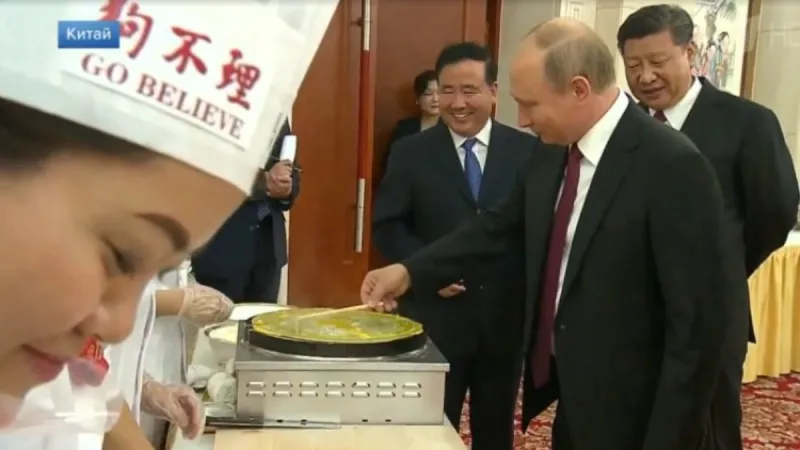 بوتين يشارك في إعداد أكلة صينية ببكين (فيديو)