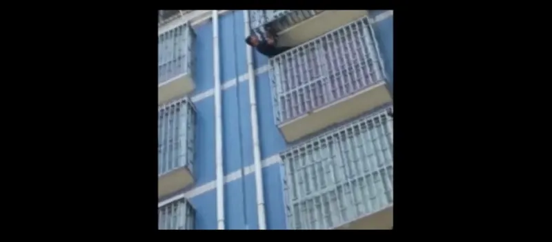 فيديو| سبايدرمان ينقذ طفلا من موت محقق في الصين