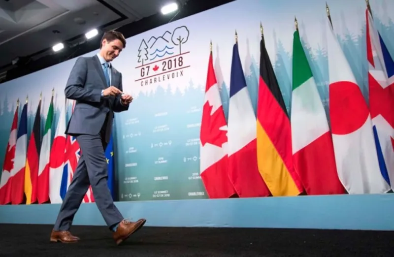 سقوط مفاجئ لحاجب ترودو المستعار ! (فيديو)