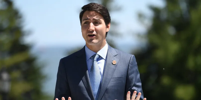 سقوط مفاجئ لحاجب ترودو المستعار ! (فيديو)