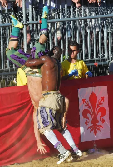 رئيس أبل يشاهد مباراة كالتشيو ستوريكو من المدرجات (صور)