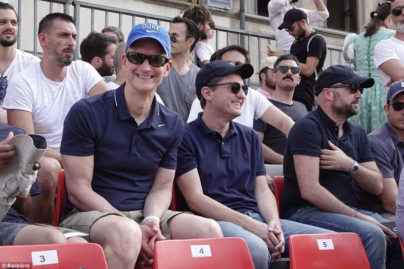 رئيس أبل يشاهد مباراة كالتشيو ستوريكو من المدرجات (صور)