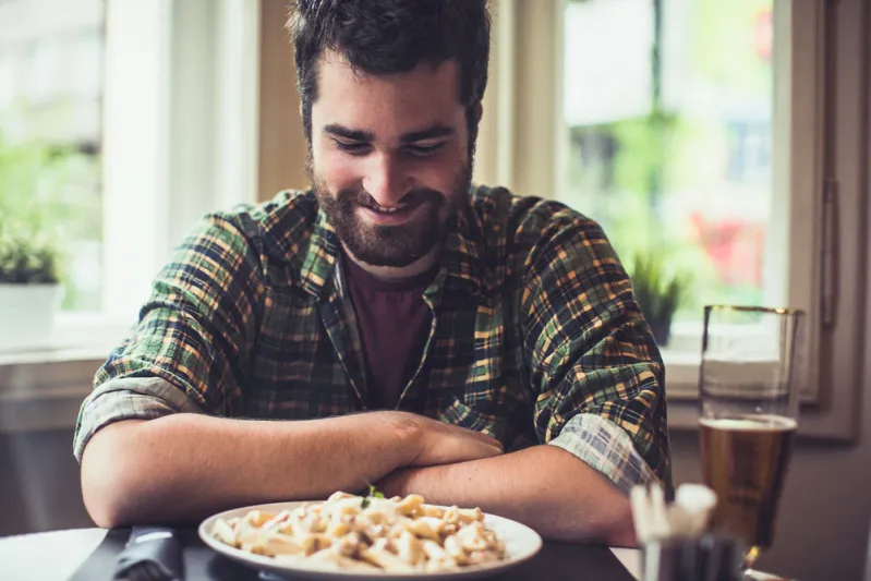 أبرز المشاكل الصحية الشائعة في أول أيام العيد.. هكذا تتجنبها