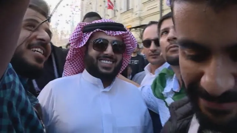 الجماهير تلتف حول آل الشيخ في موسكو (فيديو)