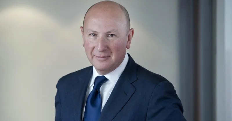 رفضت الشركات توظيفه فأصبح رئيسًا لواحدة من أكبر الوكالات الإعلامية في العالم