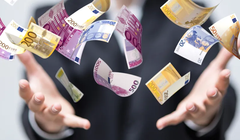 شاهد| كيف تسبب خليجي بعراك بين المارة بعد إلقائه أموالا من أعلى مول تجاري 