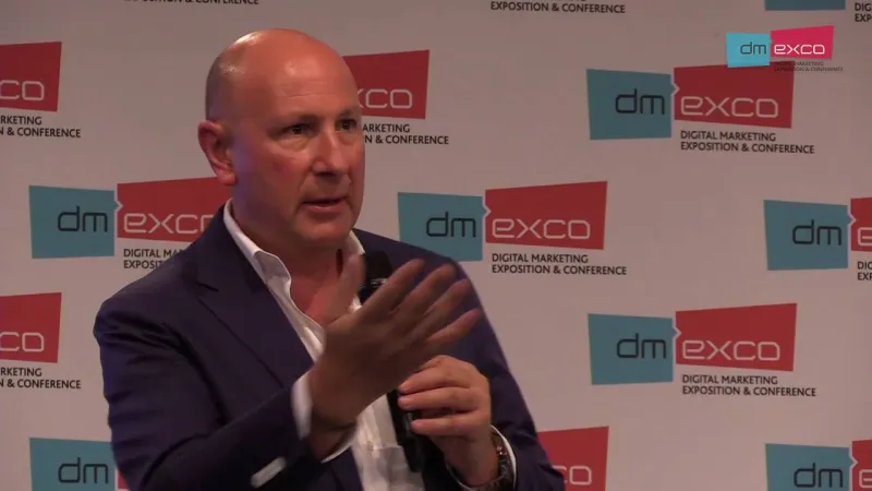 رفضت الشركات توظيفه فأصبح رئيسًا لواحدة من أكبر الوكالات الإعلامية في العالم