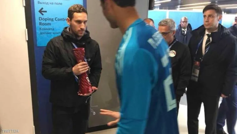 بعد رفض حارس المنتخب المصري استلام الجائزة.. هل أزال الفيفا صورة الشركة الراعية احتراما لتقاليد الدين الإسلامي؟